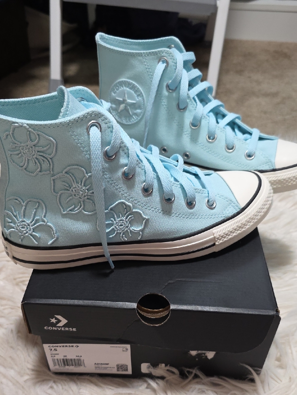 NEW Converse Chuck Taylor All Star Floral Embroidered High Tops- 7.5